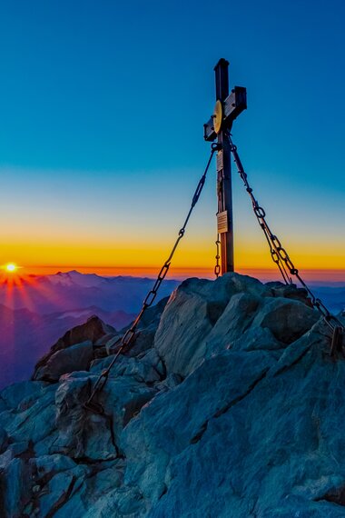 Großglockner Gipfelkreuz bei Sonnenuntergang | © grossglockner.at/Paul Sodamin