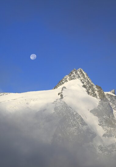 View of Grossglockner with moon in the sky | © grossglockner.at