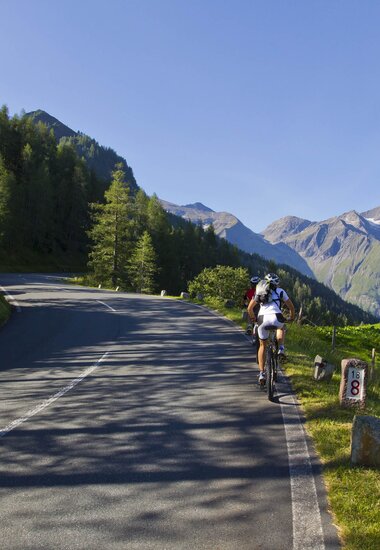 Grossglockner High Alpine Road, cyclists on the north side of the road  | © grossglockner.at/Andreas Kolarik