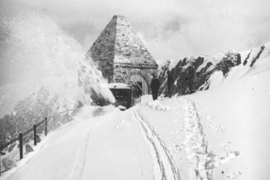 Historical snow clearing with a rotary plough | © grossglockner.at