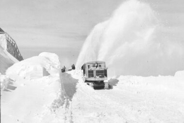 Historische Schneeräumung mit einem Rotationspflug | © grossglockner.at