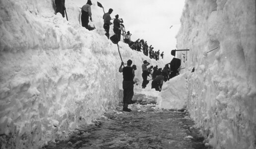 Glocknerroad historical snow clearing, Men shovelling snow by hand | © grossglockner.at/Archiv