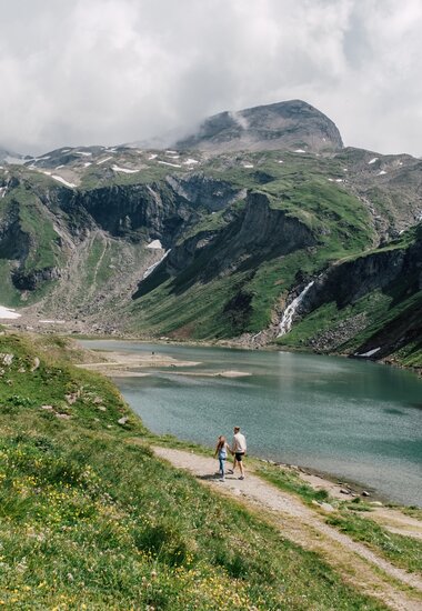 Glocknerroad, hikers at the Nassfeld reservoir | © SalzburgerLand Tourismus